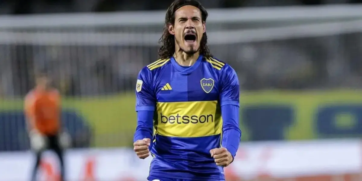 Cavani celebrando con la casaca de Boca