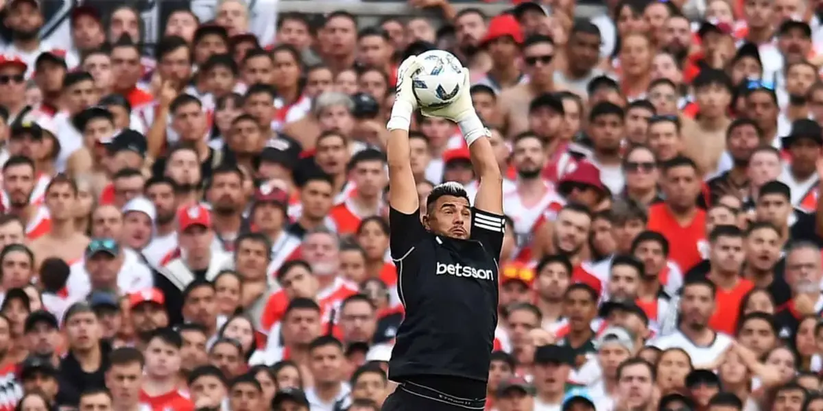 Cuando Romero la toma con las manos