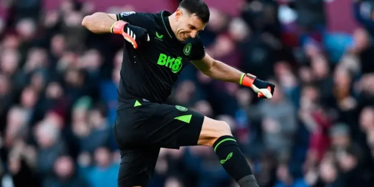 Dibu titular en la victoria