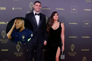 El arquero de la Selección Argentina fue galardonado y el francés no pudo ocultar sus sentimientos.