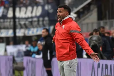 El club en el que dirige El Apache volvió a sufrir una inhibición por una deuda con otro ex jugador que pasó por el club sin pena ni gloria.