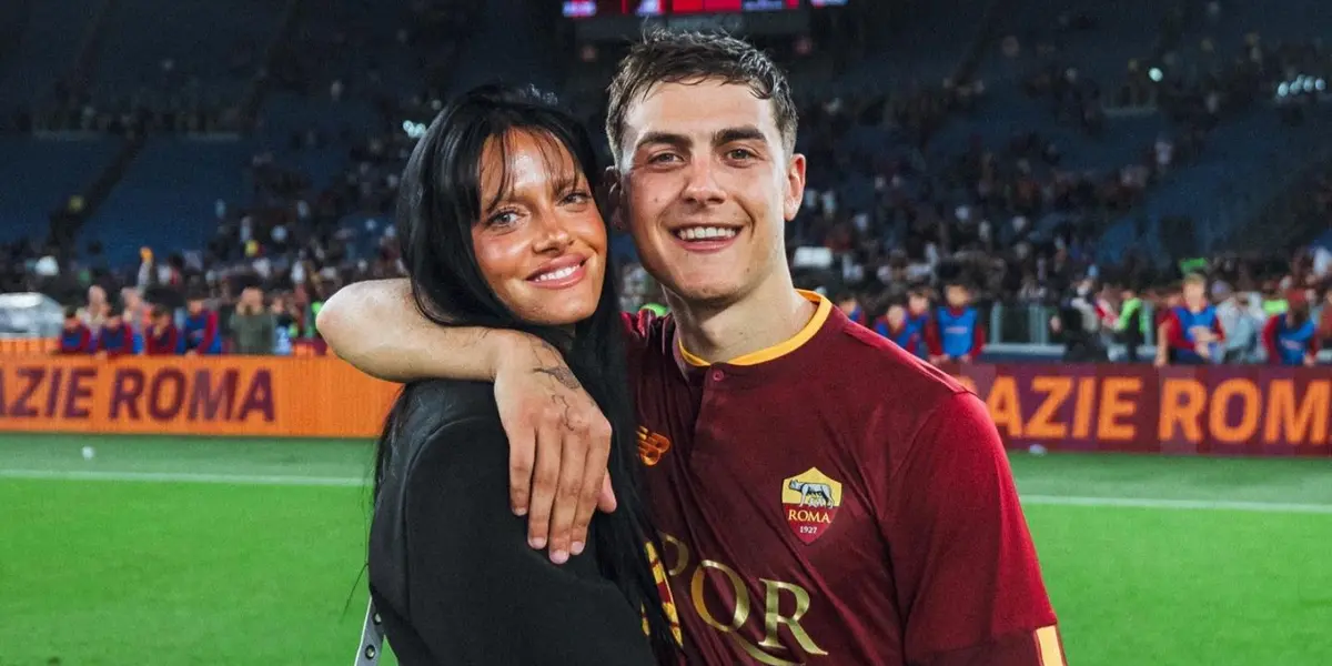 El delantero de la Selección Argentina oficializó su compromiso con la artista este martes.