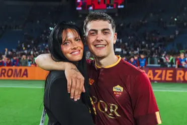 El delantero de la Selección Argentina oficializó su compromiso con la artista este martes.