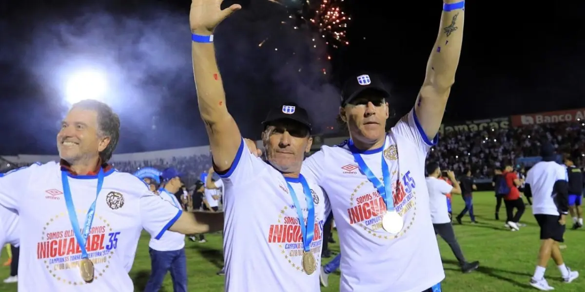 El entrenador argentino sigue haciendo historia con el combinado centroamericano y do otra vuelta olímpica.