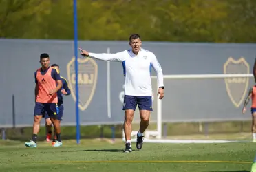 El flamante entrenador del Xeneize cambiará el esquema para el partido del miércoles.