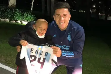 El volante tuvo un hermoso accionar con un niño hincha de River que necesitaba ayuda.