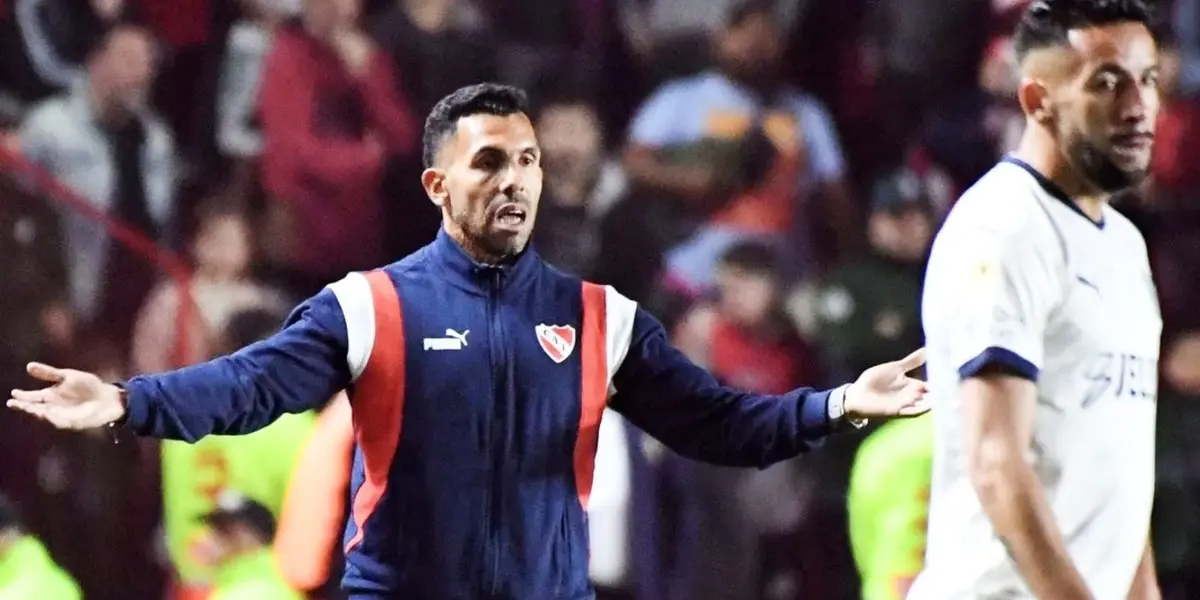 En el enfrentamiento contra Argentinos Juniors, el DT del Rojo sintió el calor de los hinchas, quienes le dijeron/tiraron de todo.