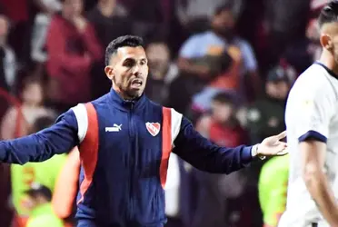 En el enfrentamiento contra Argentinos Juniors, el DT del Rojo sintió el calor de los hinchas, quienes le dijeron/tiraron de todo.