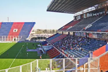 Espeluznantes “muñecos embrujados” aparecieron tanto en las afueras como dentro del estadio del cuervo. Podría ser obra de hinchas de Huracán.