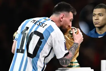 Messi besando la Copa del Mundo